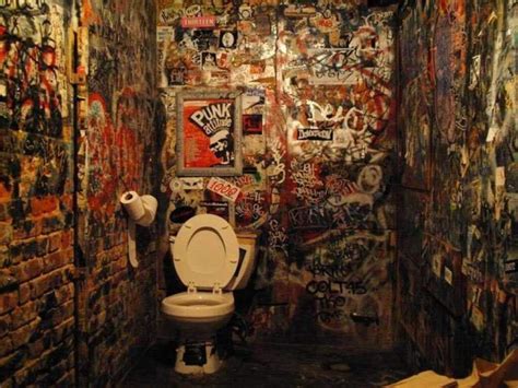 Punk Toilet Betano